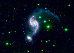 NGC 2536 (למטה) ו-NGC 2535 (באמצע) בתמונה של טלסקופ החלל שפיצר