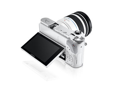 Камеры с выдвижным экраном. Фотоаппарат Samsung nx300. Самсунг 300 фотоаппарат. Samsung nx300 объективы. Вайт 300 камера.