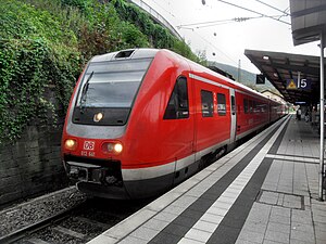 Weinstraße Hauptbahnhof Neustadt: Lage, Geschichte, Bauwerke