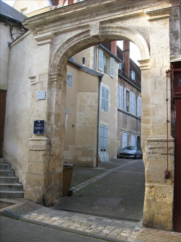 Portail de la cour des Récollets de Nevers