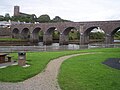 A vista clássica com a ponte ferroviária e a igreja