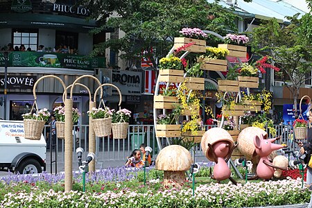 Tập tin:Nguyen Hue street 2020 spring.jpg