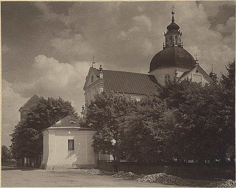 File:Niaśviž, Farny. Нясьвіж, Фарны (J. Bułhak, 1912-14).jpg