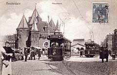Lijn 7 met tramwagen 77 en lijn 6 met tramwagen 67 op de Nieuwmarkt; 1905