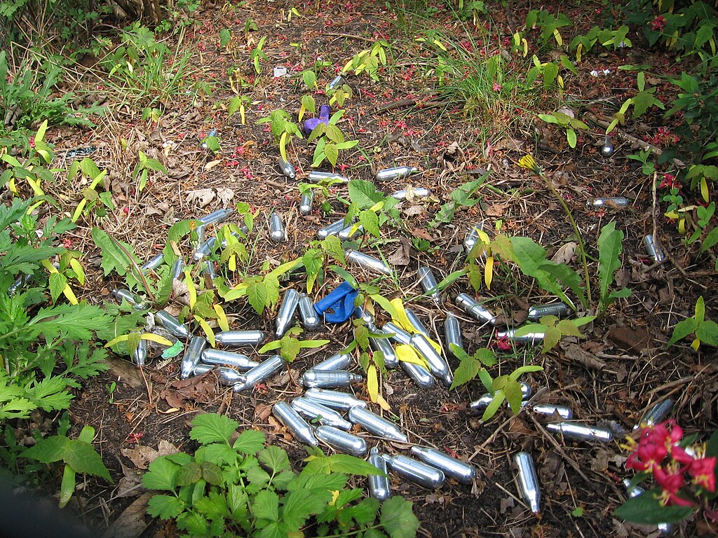  Nitrous oxide whippits used recreationally as a drug by Dutch youngsters near a school, Utrecht, 2017 - 1 