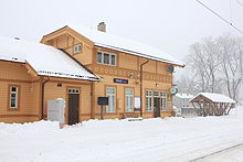 Foto eines Bahnhofsgebäudes im Schnee