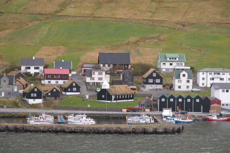 Plik:Norðragøta, Faroe Islands.JPG