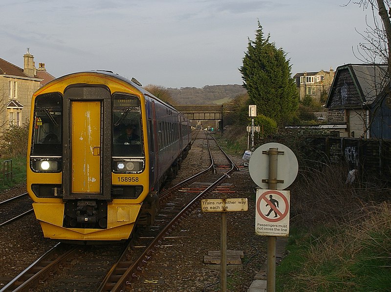 File:Oldfield Park railway station MMB 08 158958.jpg