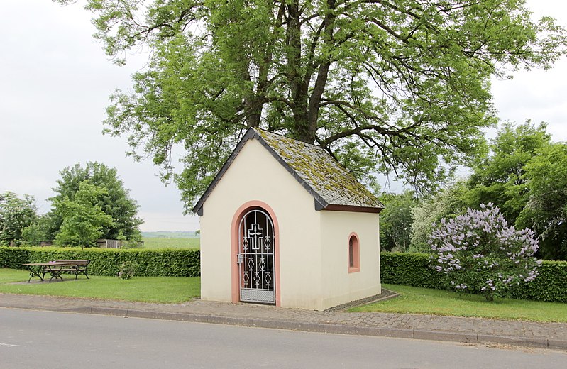 File:Olmscheid (Eifel); Gedenkstätte in der ehem. Hauskapelle b.jpg