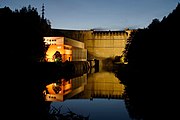 Staumauer des Kraftwerks Ottenstein bei Nacht