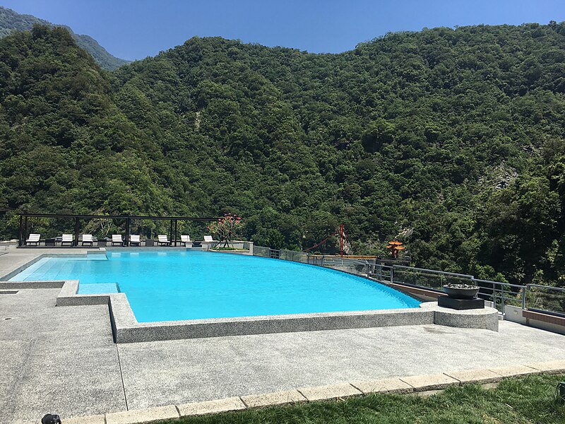 File:Outdoor swimming pool of Silks Place Taroko 20160825.jpg