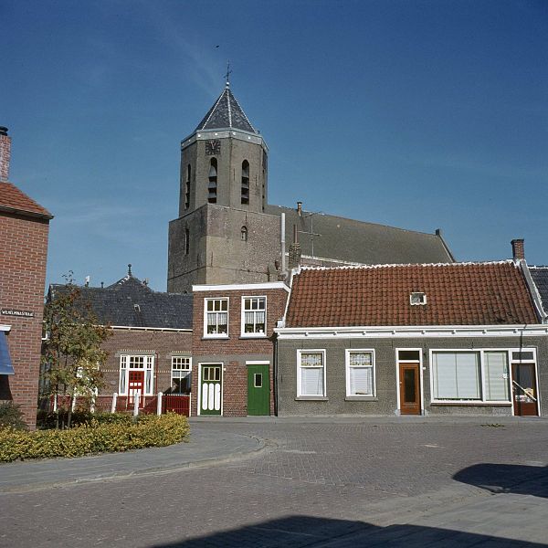 File:Overzicht van de voorgevels met daarachter de zuidwestgevel van de kerktoren - Poortvliet - 20384024 - RCE.jpg