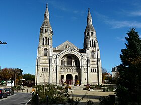 La facciata sud della chiesa di Saint-Martin e la sua piazza.