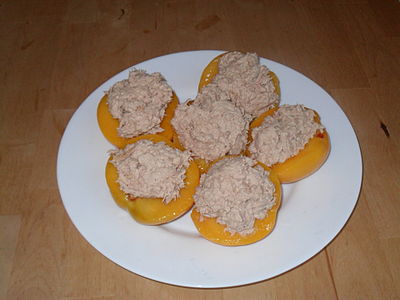 Pêches au thon (peaches with tuna)
