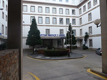 P1100941 Entrada Hospital Abente Lago Coruña.JPG