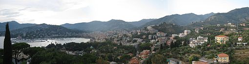 Panorama del golfo e delle colline che circondano la città