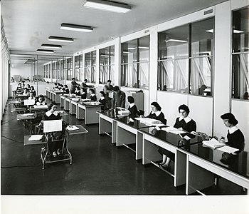 Dones treballadores d'una gran oficina a Milà. Fotografia de Paolo Monti, 1960