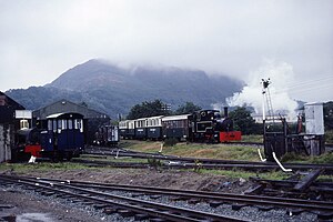 Peckett 2024 'Karen', R&H 4wDE 'Glaslyn' & Bagnell 3050 'Gelert' Porthmadog, WHR, N Wales 15.8.1992 (10196767243) .jpg