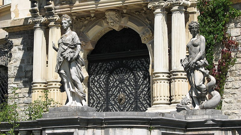 File:Peles Castle statue 5.jpg