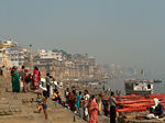 Folk i trappene ned til elva Ganga i Varanasi.
