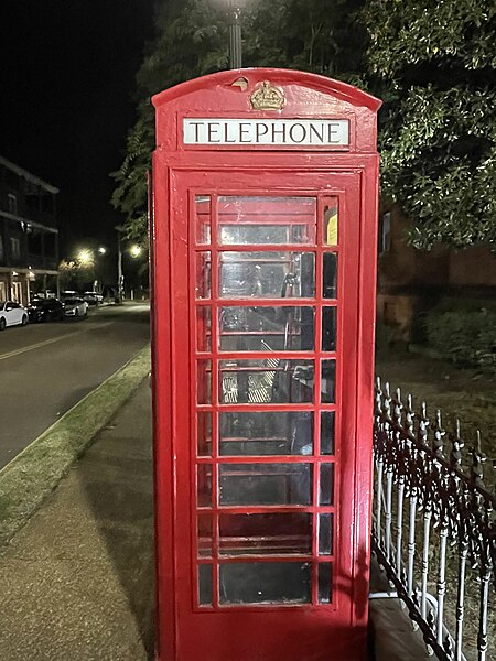 File:Phone Booth Oxford MS.jpg