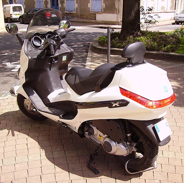 File:Piaggio Xevo 125 white.jpg