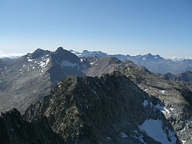 Kilátás a Trois-Conseillers-csúcsra (az előtérben) a Hosszú csúccsal (a háttérben), a háttérben pedig a Mont-Perdu-hegységgel.