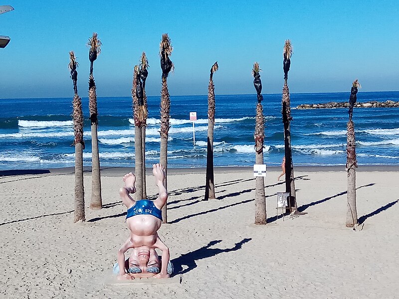 פסל בן גוריון בחוף בוגרשוב בתל אביב