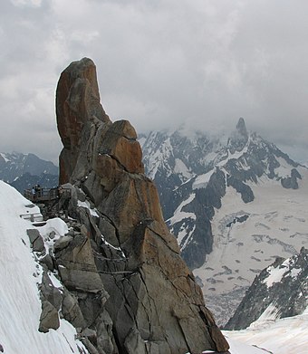 Piton Sud pildistatud Aiguille du Midilt. Tahaplaanile jääv terav tipp on Dent du Géant  (4013 m).
