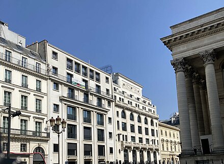 Building at 4, place de la Bourse (center right), former seat of the Compagnie des agents de change until 1988
