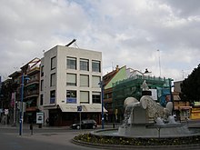 La Cibelina frente a un moderno edificio en la plaza del General Palacios (Centro)