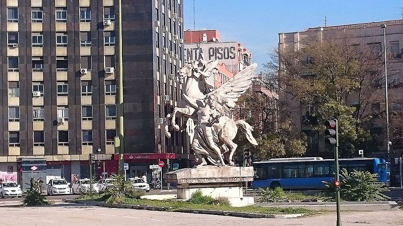 File:Plaza de Legazpi (11 de diciembre de 2014, Madrid) 04.JPG