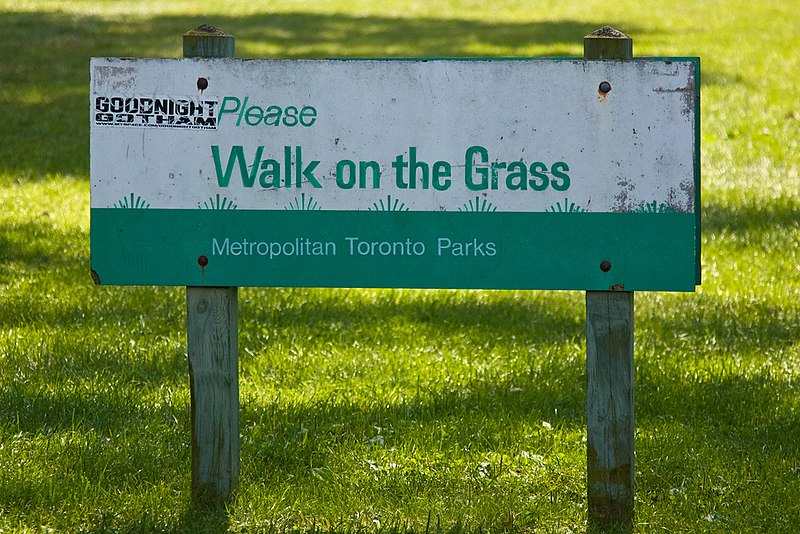 800px-Please_walk_on_the_grass.jpg
