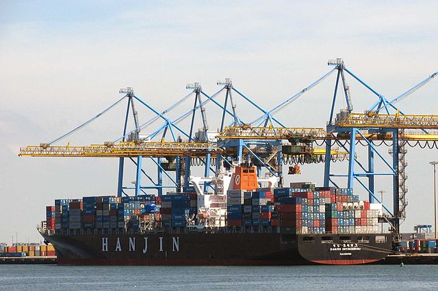 Un porte-conteneurs dans le port du Havre.