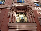 Praha - Josefov, Elišky Krásnohorské 7, sochy Atlasů nad vedlejším vstupem