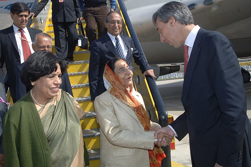 File:Pratibha Devisingh Patil being received by the Secretary of State for Foreign Affairs and Cooperation, Mr. Joao Cravinho on her arrival at the Lisbon International airport, during her three Nation Latin America tour.jpg