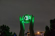 Grünes Outdoor-Denkmal Italiens auf einem Globus