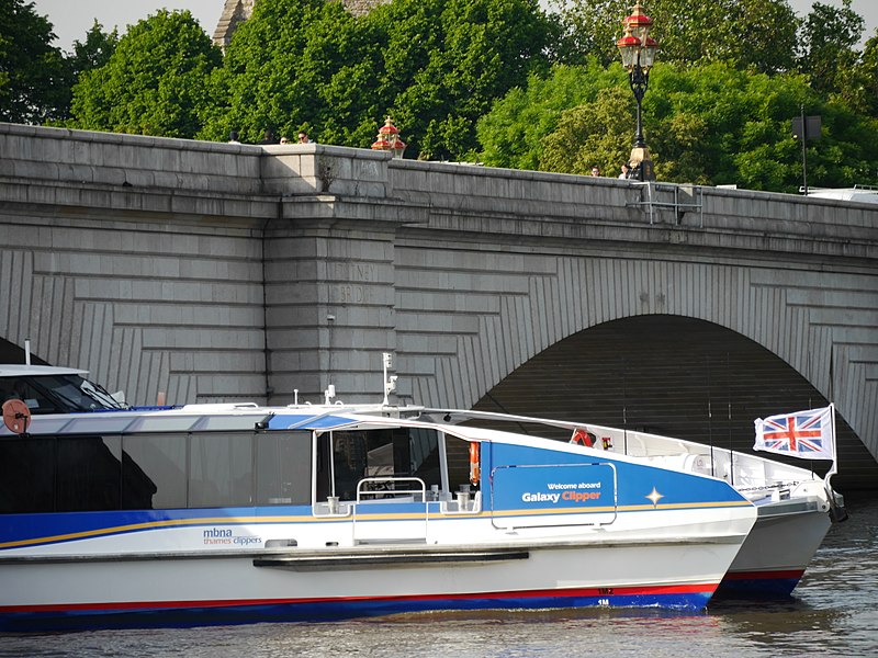 File:Putney Bridge, London 16.jpg