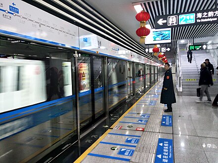 Qingniwaqiao station of Dalian Metro line 2, in a typical Dalian Metro look.