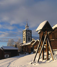 Gammel bebygelse med Røros kirke i baggrunden.