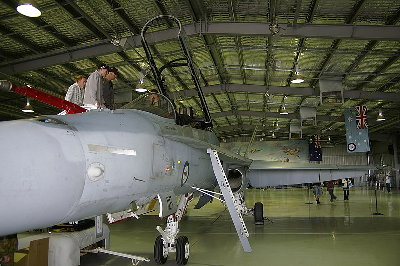 File:RAAF A21-115 McDonnell Douglas FA-18B Hornet on display at Temora (6).jpg