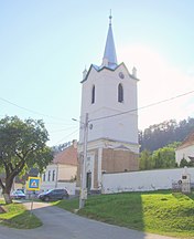 Turnul-clopotniță, aflat la sud de biserică
