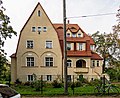 Villa (Rathenaustraße 21) mit Einfriedung und Garten sowie Remisengebäude (Philipp-Reis-Straße 12)