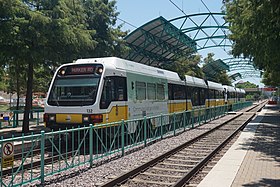 レッドラインを走る電車