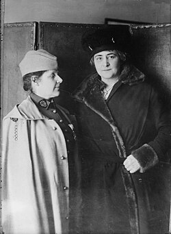 רוזלי סלוטר מורטון (משמאל) והנדבנית אן מורגן ב-1918