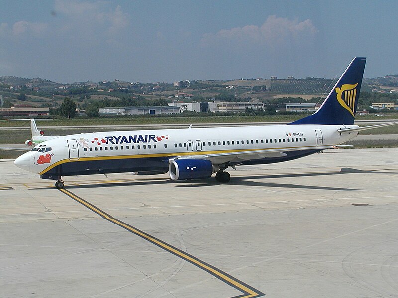 File:Ryanair EI-CSF (aircraft) Pescara Airport 2002 by RaBoe 02.jpg