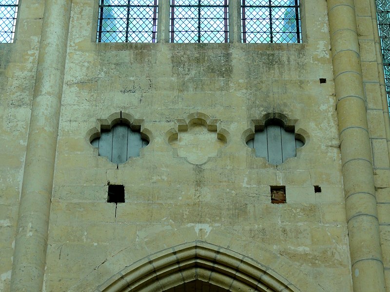 File:Saint-Martin-aux-Bois (60), église Saint-Martin, oculi aveugles.jpg