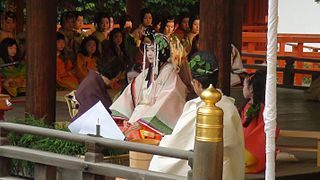Kapłanka saiō w czasie ceremonii oczyszczania Misogi no Gi