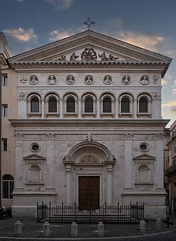 Fasaden vid Piazza di Santa Chiara.