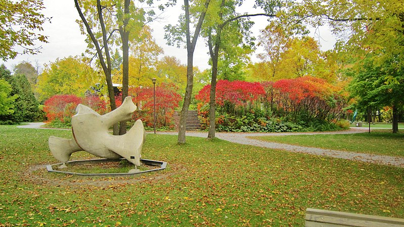 File:Sculpture montrant les arbres rougis en automne. - panoramio.jpg